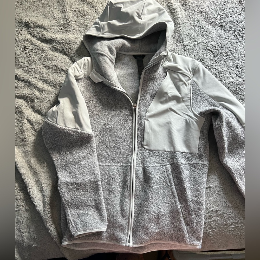Lululemon winter jacket women’s size, small wool and nylon excellent condition